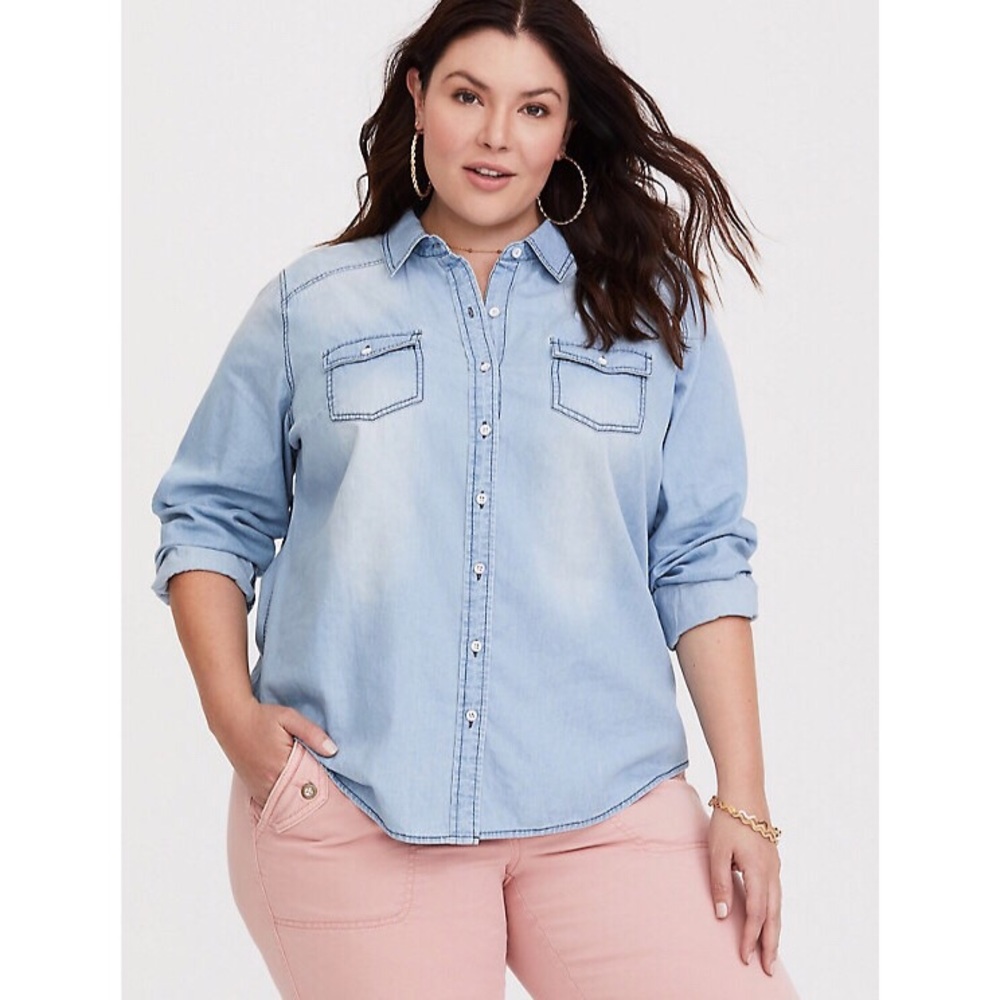 Torrid Sz 2 Light Wash Denim Button Up Shirt